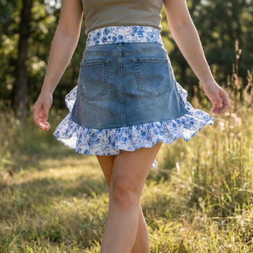 👖Denim Ruffle Apron – Upcycled from Vintage Jeans, Floral Lace Trim – Sustainable Gift for Garden & Kitchen 🧑‍🌾♻️